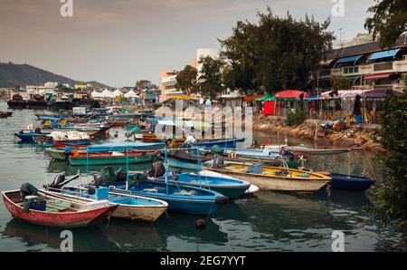 Isola di Cheung Chau vicino a Hong Kong, Cina. Il porto verso il tramonto. Foto Stock