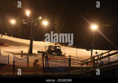 Trotz Corona: Polen öffnet Skigebiete - Ansturm auf Wintersportorte folgt prompt, Swieradow Zdroj (Bad Flinsberg) Polen,17.02.2021 Foto Stock