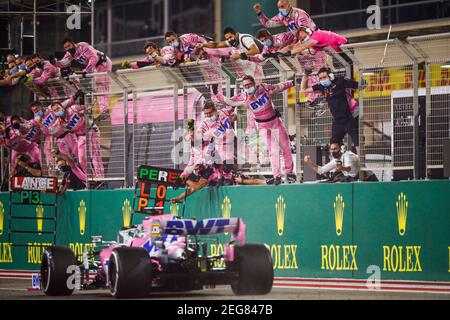 PEREZ Sergio (mex), Racing Point F1 RP20, azione che celebra la vittoria con la meccanica del team durante il Gran Premio Rolex Sakhir 2020 di Formula 1, dal 4 al 6 dicembre 2020 sul circuito Internazionale del Bahrain, a Sakhir, Bahrain - Foto Florent Gooden/DPPI Foto Stock