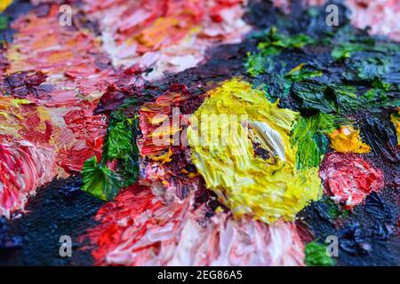 Diversi colori brillanti delle vernici a olio sono mescolati da vicino Foto Stock