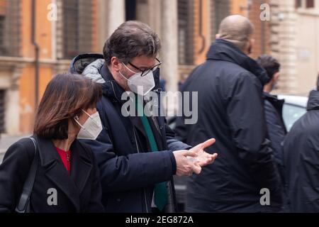 Roma, Italia. 17 Feb 2021. Il Ministro dello sviluppo economico Giancarlo Giorgetti entra nell'edificio del Senato per il voto di fiducia sul governo italiano (Foto di Matteo Nardone/Pacific Press) Credit: Pacific Press Media Production Corp./Alamy Live News Foto Stock