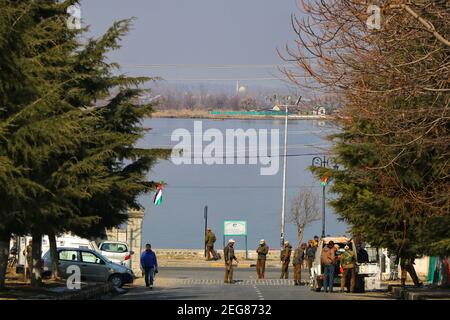 Srinagar, India. 17 Feb 2021. Le forze paramilitari si trovano sul lato della strada che conduce verso l'hotel dove i membri della delegazione abbandonata stavano pranzando. (Foto di Muhammad Manan/Pacific Press) Credit: Pacific Press Media Production Corp./Alamy Live News Foto Stock