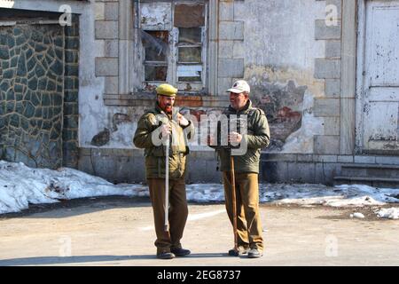 Srinagar, India. 17 Feb 2021. I poliziotti che tengono i bastoni si levano in piedi guardia vicino alla strada del lago Srinagar dal (Foto di Muhammad Manan/Pacific Press) Credit: Pacific Press Media Production Corp./Alamy Live News Foto Stock