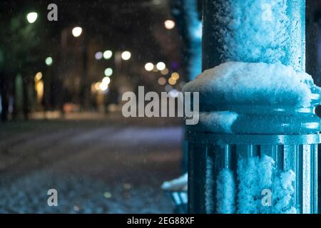 TEL AVIV, ISRAELE - 17 FEBBRAIO: Via Jaffa durante la nevicata il 17 febbraio 2020. Gerusalemme coperta dalla prima neve in sei anni raggiungendo sette a 10 centimetri (tre a quattro pollici) durante la notte. Foto Stock