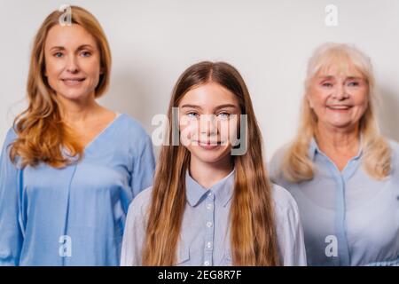 Nonna, figlia e nipote insieme a casa, felici momenti di vita domestica - Famiglia divertirsi, concetti di anziani, famiglia di età superiore Foto Stock