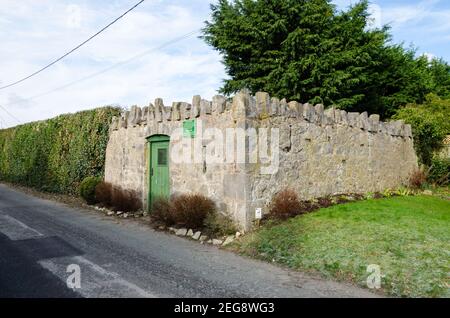 Caerwys, Flintshire; Regno Unito: 11 febbraio 2021: La piazza, in pietra costruito rifugio a Caerwys è un pinfold che sarebbe stato utilizzato in passato per ospitare il parassita f Foto Stock