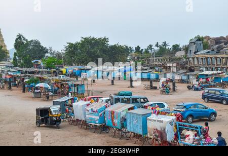 Hampi Bazaar (mercato delle pulci) Mercato dell'impero di vijayanagra davanti al tempio di Virupaksha in Karnataka, India Foto Stock