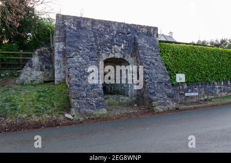 Gorsedd, Flintshire; Regno Unito: 11 febbraio 2021: Una storica, disutilizzata limekiln è stato rinnovato ed è un punto di interesse per i visitatori del villaggio Foto Stock