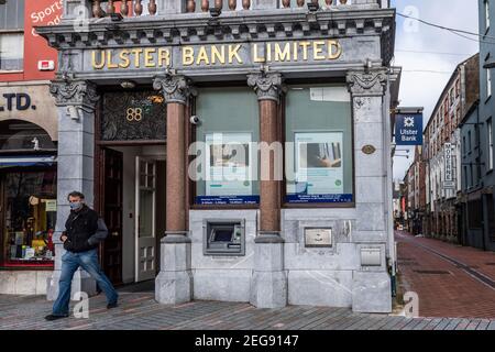 Cork, Irlanda. 18 Feb 2021. Ulster Bank, che fa parte del gruppo RBS, sta valutando la possibilità di uscire dalla Repubblica d'Irlanda, tagliando potenzialmente 2,800 posti di lavoro e 88 filiali. Una decisione sarà presa oggi dalla casa madre NatWest. Credit: AG News/Alamy Live News Foto Stock