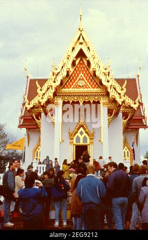 Adoratori del tempio buddista tailandese Wat Buddhapadipa, a Wimbledon, Londra, Regno Unito 1992 Foto Stock