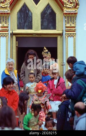Adoratori del tempio buddista tailandese Wat Buddhapadipa, a Wimbledon, Londra, Regno Unito 1992 Foto Stock