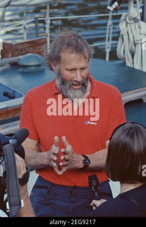 Robin Knox-Johnston, marinaio in possesso di record del mondo, parla alla stampa riguardo al suo tentativo al Jules Verne Trophy, Londra 1992 Foto Stock