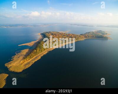 Colorata vista autunnale del lago Marry e dell'isola Upalty - la più grande isola Masuriana, Mazury, Polonia Foto Stock