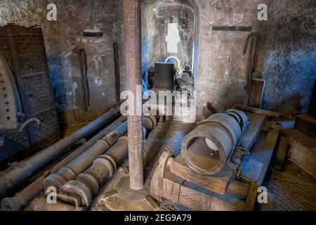 Mostra con cannoni a Castel Sant Angelo (Castello del Santo Angelo) muraglia interna a Roma Foto Stock