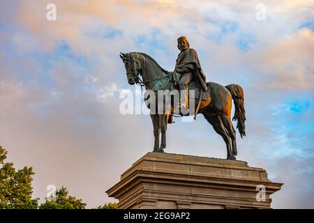 Monumento a Giuseppe Garibaldi, statua equestre (1895) di Emilio Gallori al tramonto sulla collina di Janiculum, Roma, Italia Foto Stock