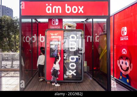 Cabine di gioco Nintendo con la gente a Shenzhen Cina Foto Stock