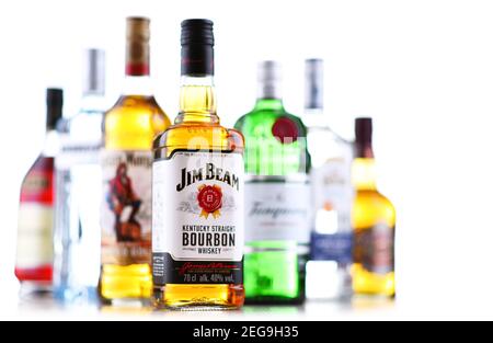 POZNAN, POL - OTT 30, 2020: Bottiglie di vari marchi globali di liquori duri, tra cui whisky, vodka, tequila e gin Foto Stock