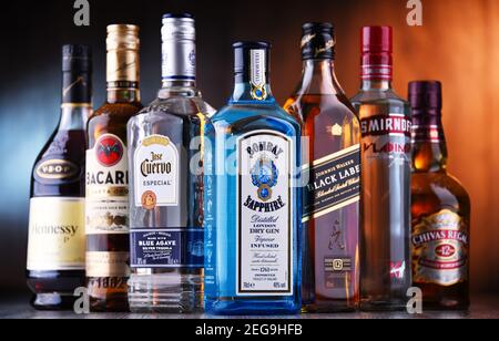 POZNAN, POL - 5 NOVEMBRE 2020: Bottiglie di vari marchi globali di liquori duri tra cui whisky, vodka, tequila e gin Foto Stock