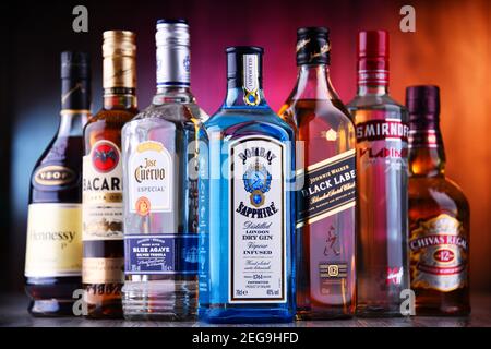 POZNAN, POL - 5 NOVEMBRE 2020: Bottiglie di vari marchi globali di liquori duri tra cui whisky, vodka, tequila e gin Foto Stock