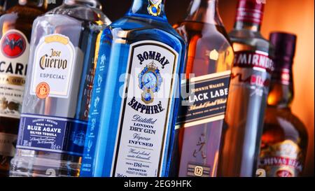 POZNAN, POL - 5 NOVEMBRE 2020: Bottiglie di vari marchi globali di liquori duri tra cui whisky, vodka, tequila e gin Foto Stock