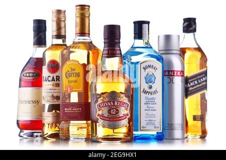 POZNAN, POL - 5 NOVEMBRE 2020: Bottiglie di vari marchi globali di liquori duri tra cui whisky, vodka, tequila e gin Foto Stock