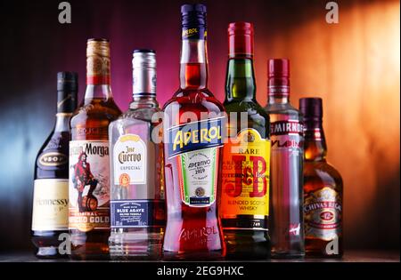 POZNAN, POL - 5 NOVEMBRE 2020: Bottiglie di vari marchi globali di liquori duri tra cui whisky, vodka, tequila e gin Foto Stock