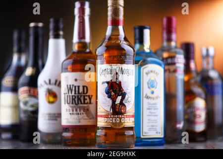 POZNAN, POL - 5 NOVEMBRE 2020: Bottiglie di vari marchi globali di liquori duri tra cui whisky, vodka, tequila e gin Foto Stock