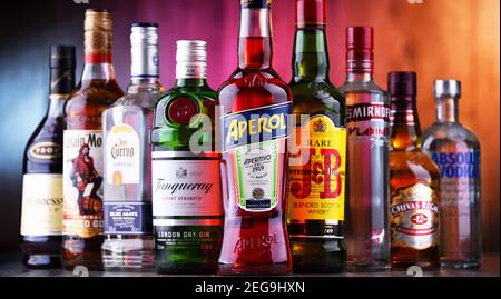 POZNAN, POL - 5 NOVEMBRE 2020: Bottiglie di vari marchi globali di liquori duri tra cui whisky, vodka, tequila e gin Foto Stock