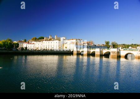 Ponte Romana sul fiume Gilao a Tavira, Algarve, Portogallo. Foto Stock