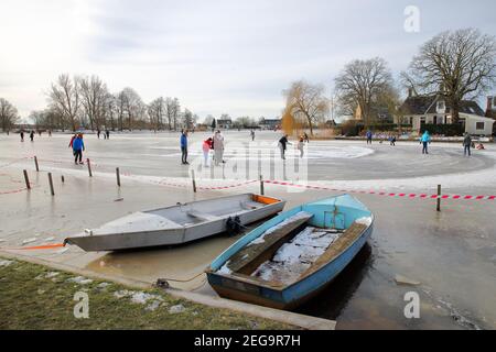 BROEK IN WATERLAND, PAESI BASSI - 14 FEBBRAIO 2020: Neve invernale e persone che pattinano su acqua ghiacciata a Broek in Waterland Foto Stock