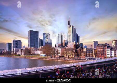 Vista pittoresca dello skyline di Francoforte sul meno e di Eiserner Steg ponte con lucchetti d'amore Foto Stock