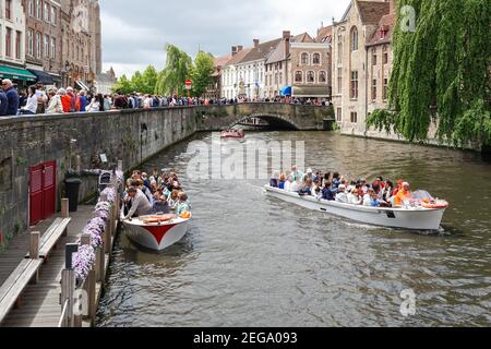 I turisti possono visitare le imbarcazioni da diporto sul canale Dijver di Bruges, in Belgio Foto Stock