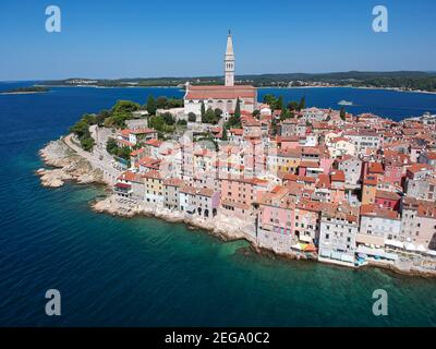 Vista aerea sulla parte vecchia della città di Rovigno in Croazia, e la Chiesa di Sant'Eufemia. Foto Stock