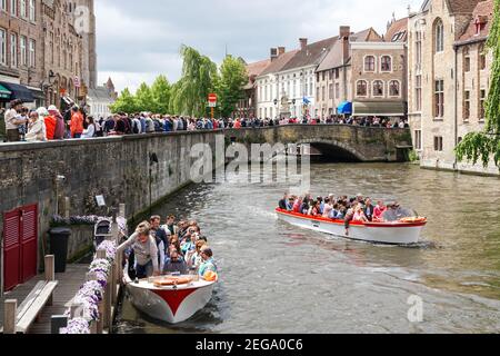 I turisti possono visitare le imbarcazioni da diporto sul canale Dijver di Bruges, in Belgio Foto Stock