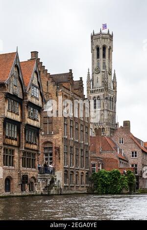 Edifici medievali sul canale Dijver con il campanile Belfry visto da Rozenhoedkaai a Bruges, Belgio Foto Stock