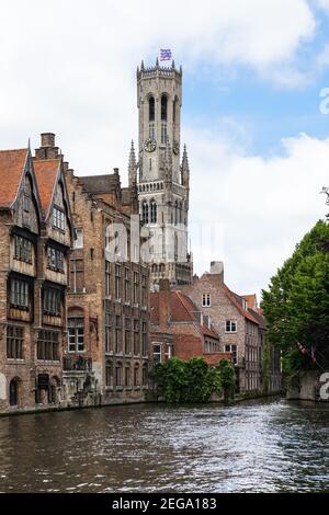 Edifici medievali sul canale Dijver con il campanile Belfry visto da Rozenhoedkaai a Bruges, Belgio Foto Stock