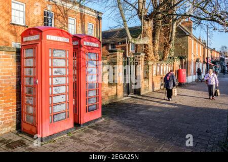 Caselle telefoniche pubbliche rosse su High Street, Hartley Wintney, Hampshire, Inghilterra, GB, REGNO UNITO Foto Stock