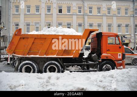 La rimozione della neve dalle strade della città è pesantemente carica di trasporto Foto Stock