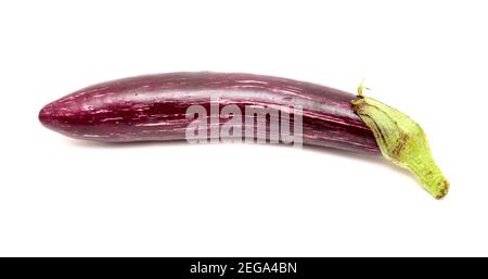 lungo sottile viola striato asiatico egglant isolato su bianco Foto Stock