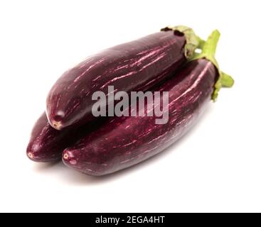 lungo sottile viola striato asiatico egglant isolato su bianco Foto Stock