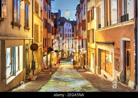 Scena serale lungo l'affascinante Rue de Chavannes nel centro storico di Neuchâtel, Svizzera. Foto Stock