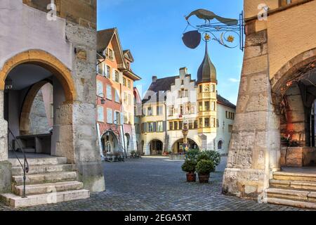 Sbircia nella magnifica Ring Square, il centro della città vecchia di Biel (o Bienne in francese), Berna Canton, Svizzera. La maggior parte delle case della gilda in Foto Stock