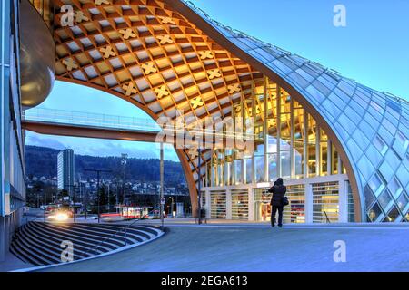 Biel, Svizzera - 9 gennaio 2021 - inaugurata nel 2019, la nuova sede di Swatch e Cité du Temps a Biel/Bienne, Svizzera, seguono il de Foto Stock