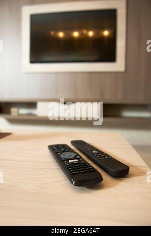 Smart TV in un accogliente appartamento con pareti in legno Foto Stock