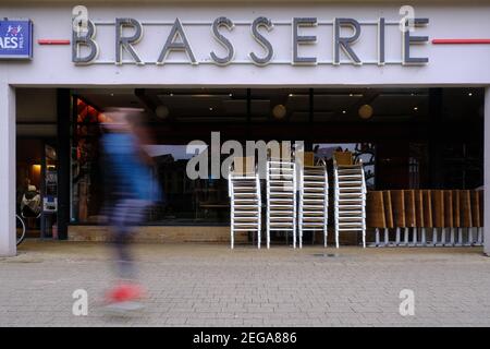 L'illustrazione mostra le persone che passano da un bar chiuso a Louvain-la-Neuve mercoledì 17 febbraio 2021. FOTO DI BELGA JUSTIN NAMUR Foto Stock