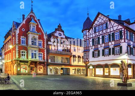 Scena crepuscolo nella piccola città di Lahr nella Foresta Nera, Germania (provincia di Baden Württemberg) belle case storiche. Foto Stock