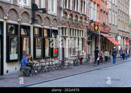 Persone che siedono fuori ristorante a Bruges, Belgio Foto Stock