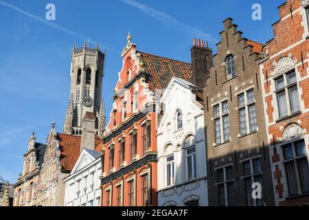 Case cittadine tradizionali con la torre campanaria sullo sfondo a Bruges, Belgio Foto Stock