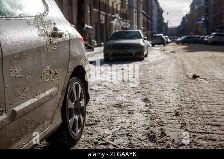 RIGA, LETTONIA. 12 febbraio 2021. Foto con messa a fuoco selettiva. Auto sporca sulla strada. Periodo invernale. Riga, Lettonia. Foto Stock