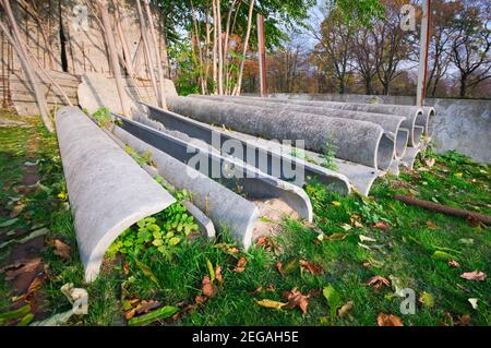 Vista delle parti in cemento smantellate e immagazzinate dell'ex Muro di Berlino nel Muro di Berlino nel novembre 2011. Foto Stock